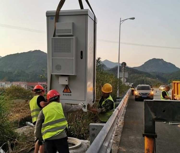 高速公路远程供电设备安装现场